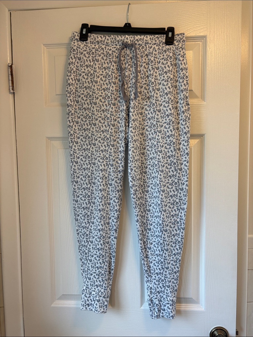 Secret Treasures Leopard-Print pajama pants in Light Gray / white size medium